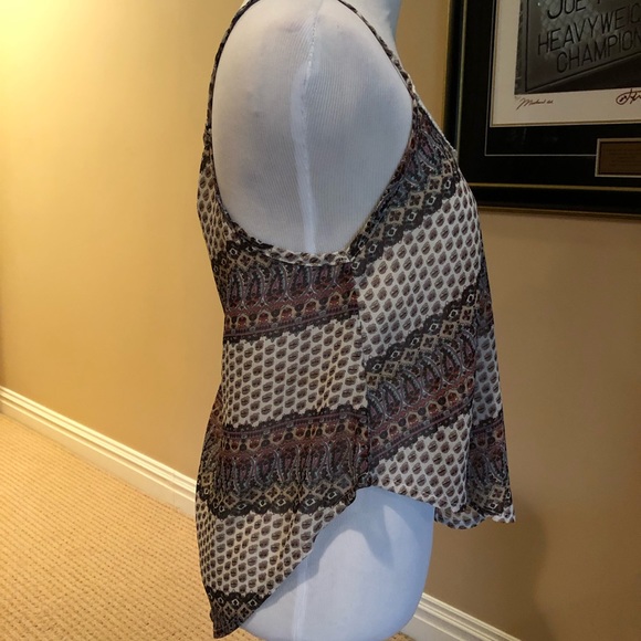 Gorgeous top w/lace on neck line. Perfect summer - Picture 3 of 5